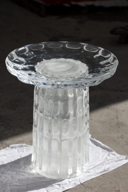 Glacier Clear Resin Side Table - 图片 3