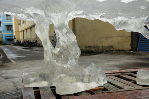 Glacier Cavern Resin Table - 图片 4