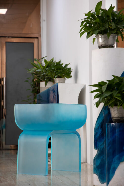 Azure Glaze Resin Chair - 图片 3